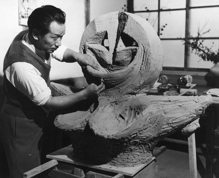 1952-41歳 《顔》制作中 伊奈製陶