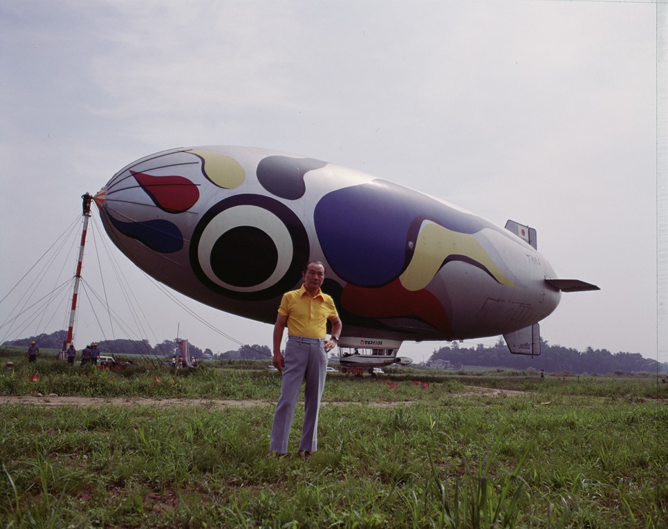 1973-62歳 飛行船の前で 