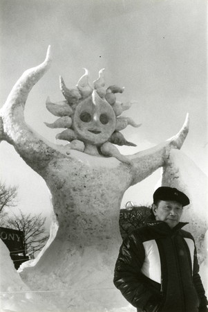 1979-68歳 札幌雪まつり《雪の女神》の前