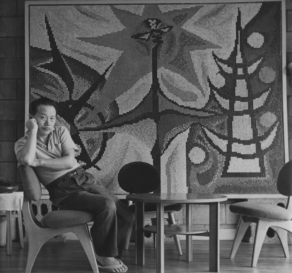 1956-45歳 青山アトリエ 《太陽の神話》の前で