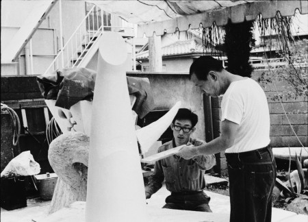 1967-56歳 《太陽の塔》原型制作 青山アトリエにて_1