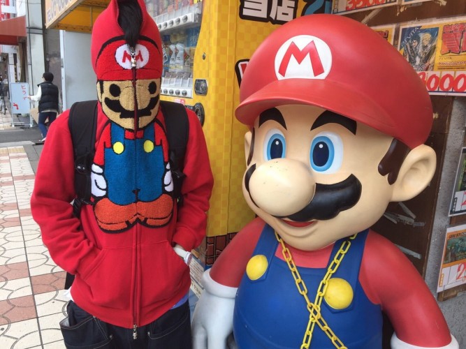 マリオのパーカー。任天堂の服も集めております。