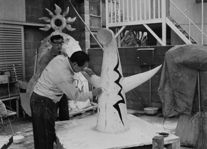 1967-56歳 《太陽の塔》原型制作中 青山アトリエ庭にて_5
