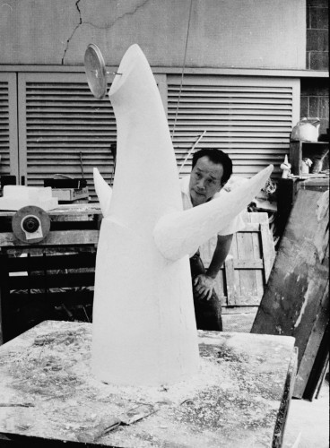 1967-56歳 《太陽の塔》原型制作中 青山アトリエ庭にて_2