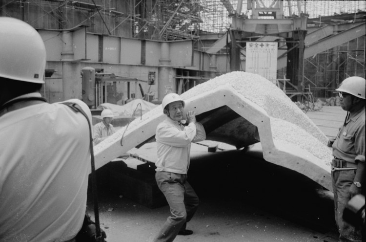 1969-58歳 太陽の塔 工事現場にて_2